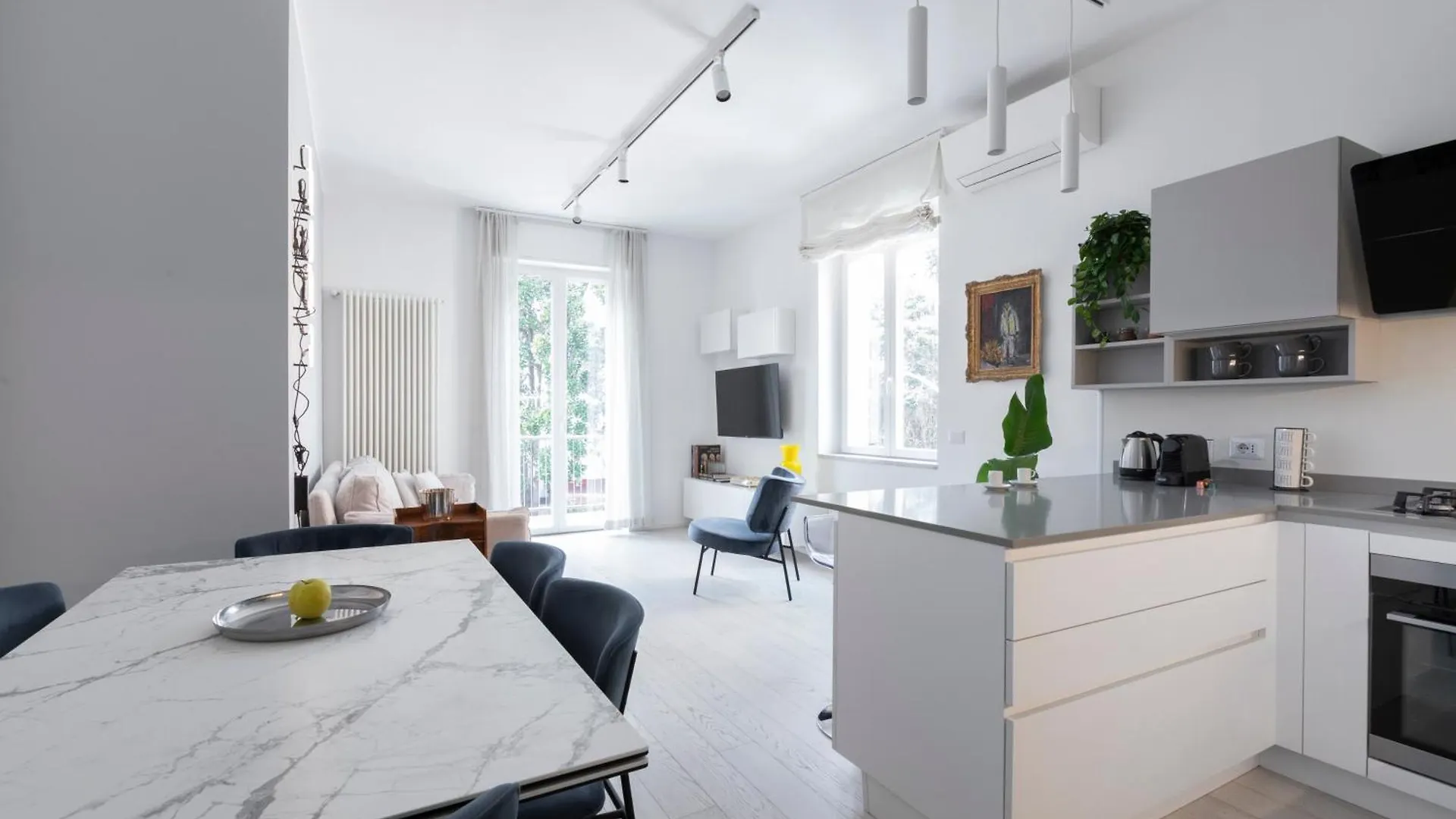 Elegant Flat In Ponte Milvio contacts